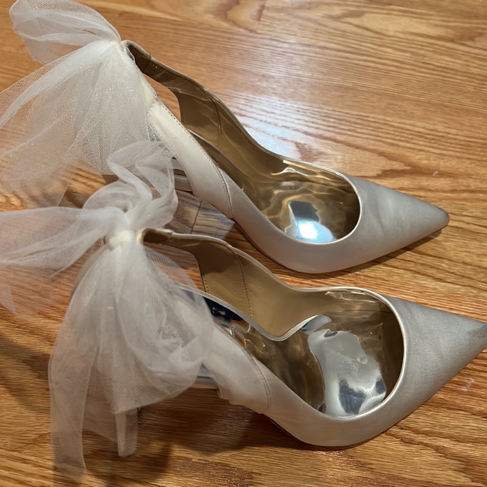 Bradgley Mischka Bow white heals - Picture 8 of 8